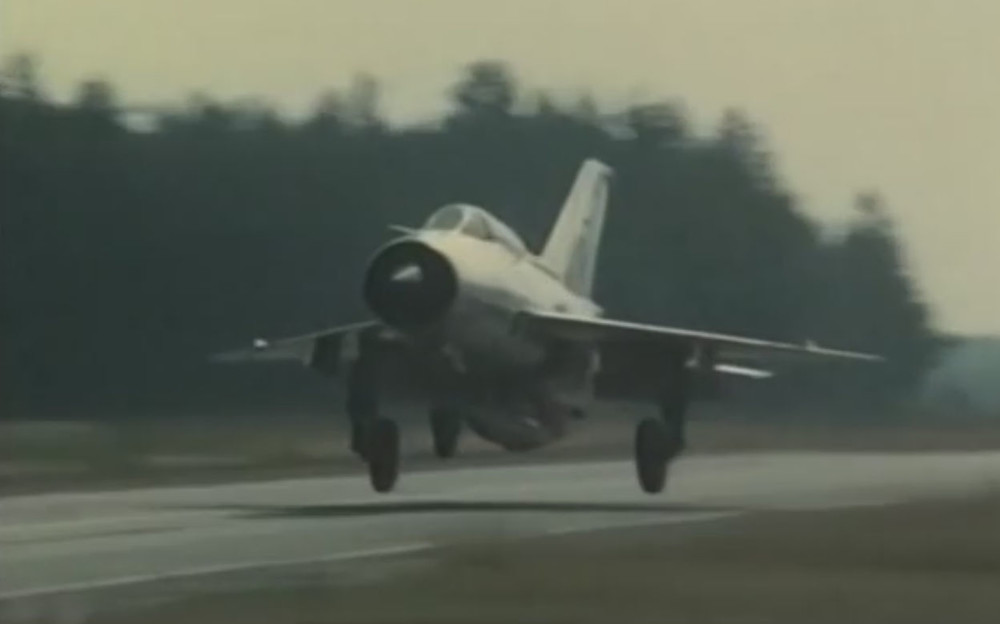 1096721355_MiG-21LandingonHighway1.thumb.jpg.4f1e68a780d1686570f1a1d63b1bec4c.jpg