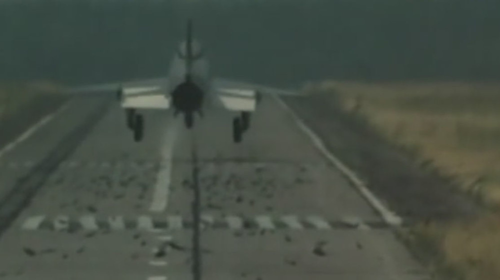173857388_MiG-21LandingonHighway2.thumb.jpg.d7235606c72fc27aa7c33fa9a60b0516.jpg