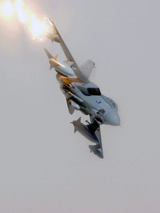 RAF_GR4_Tornado_flares_apr_2004_140_hires.thumb.jpg.10210a0a89c3abc448012098f50ca9cc.jpg