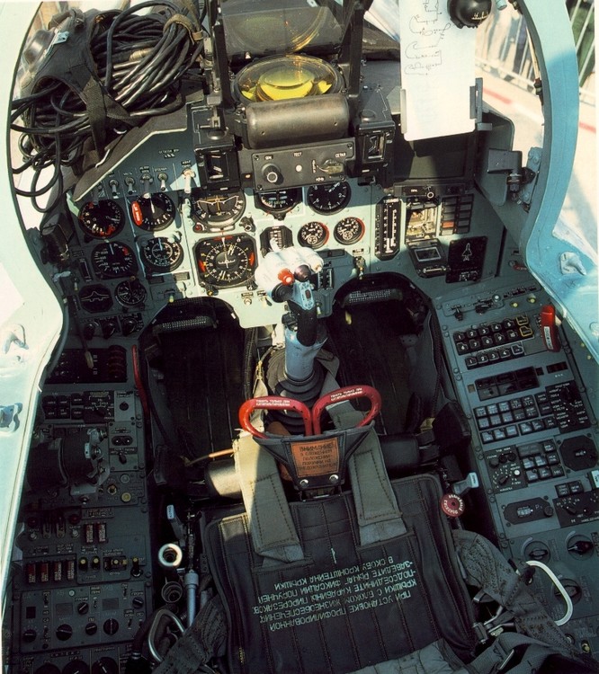 Su27_kabinaSunLH.thumb.jpg.ab331ab4295660f822062b329ebb468f.jpg