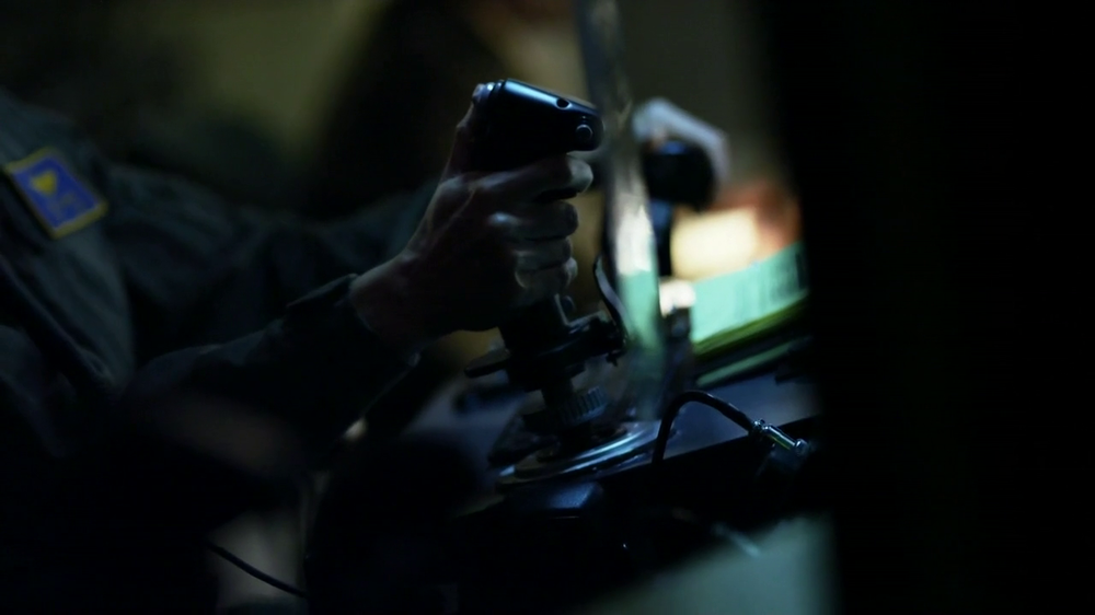 homeland_s03e10_reaper_operator-01.thumb.png.e2f43557ca4bd6e8a5831a4fd40198c8.png