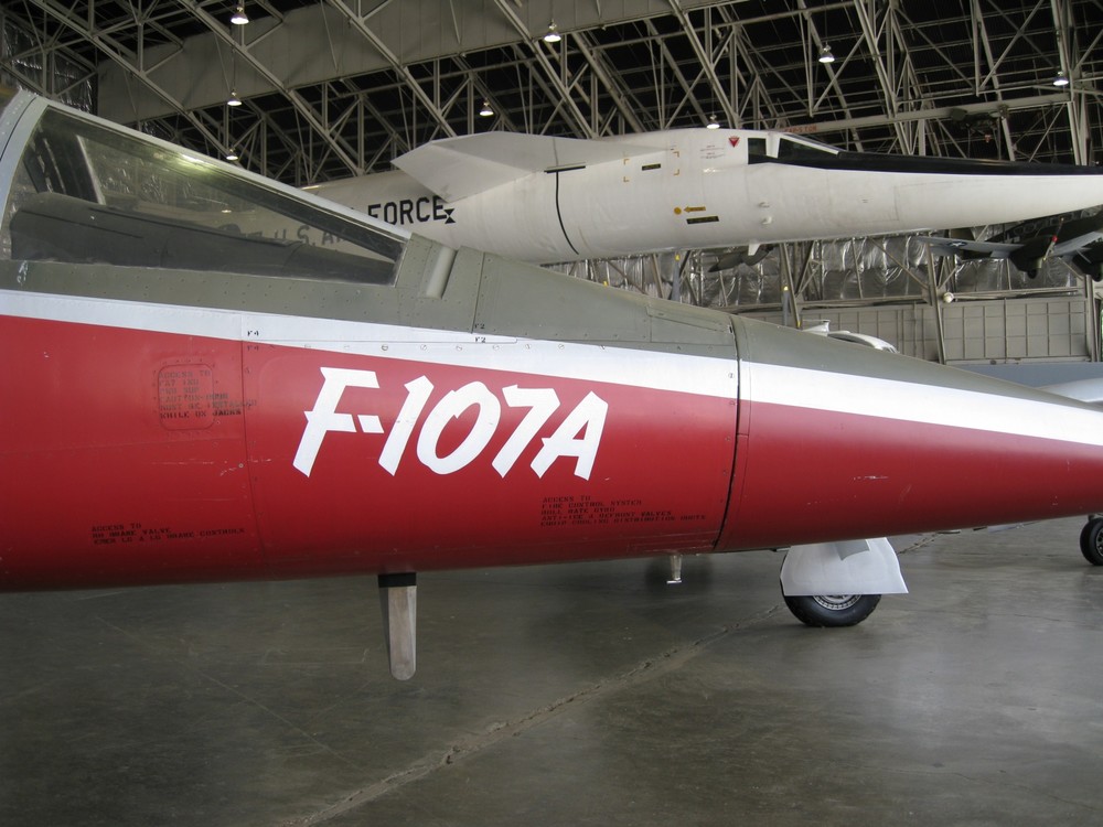 yf-107a_ultra_sabre_05_of_33.thumb.jpg.30f080f67e1994f9e20b00d02482a674.jpg