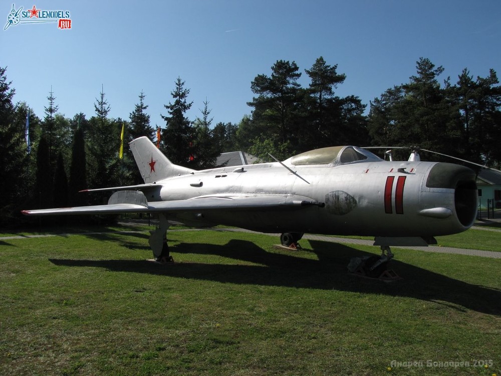 0002_MiG-19P.thumb.JPG.fb181b67a2e281ef27b2469245eaafa0.JPG