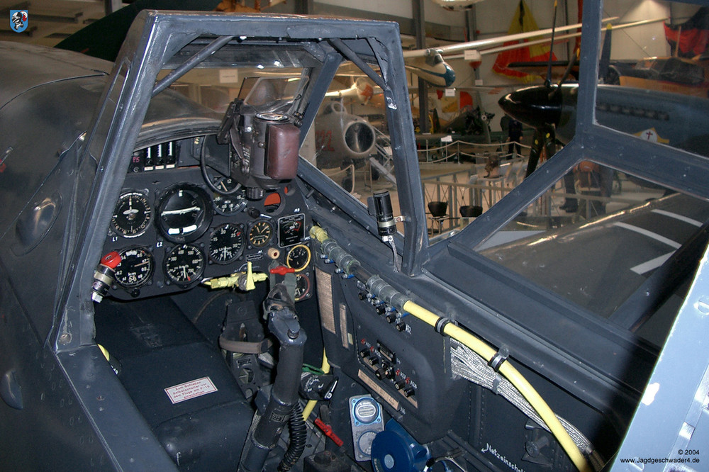 0022_Hannover-Laatzen_Messerschmitt_Bf_109_G-2_WNr_14753_vorderer_Windschutzaufbau_Cockpit.thumb.jpg.b3a7b25a1172cec3ab2260cb14f0ad57.jpg