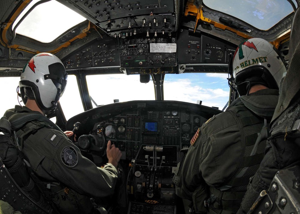 1140360340_US_Navy_081111-N-9565D-035_Lt._j.g._Doug_Fitzpatrick_left_and_Lt._Cmdr._Brian_Beck_conduct_air.thumb.jpg.f7518351c8aeab605bcc00ebf3903a91.jpg
