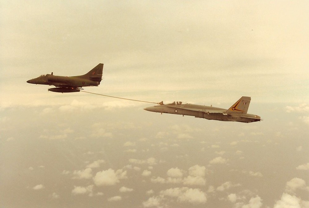 194099850_AustralianHornetrefuelingfromNZSkyhawk.thumb.jpg.87fb55d5e00165f3f611e0a15c83b83e.jpg
