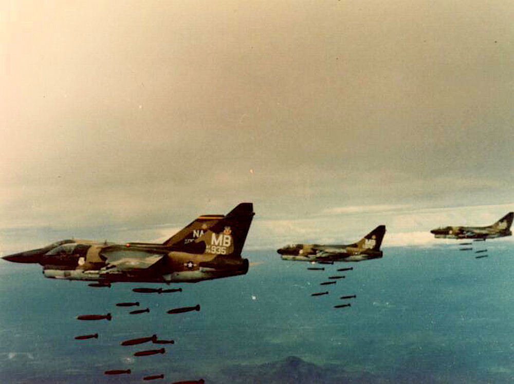 354th_Tactical_Fighter_Wing_3_A-7Ds_bombing_with_F-111.thumb.jpg.8a6f6ef21be15ab22f03a5eb174326c1.jpg