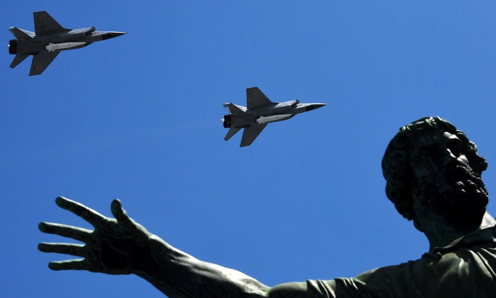 484556719_MiG-31jetscarryhypersonicKinzhalmissilesoverRedSquare.thumb.jpg.904fdaa795de5a0df0a64dc3d6144ca0.jpg