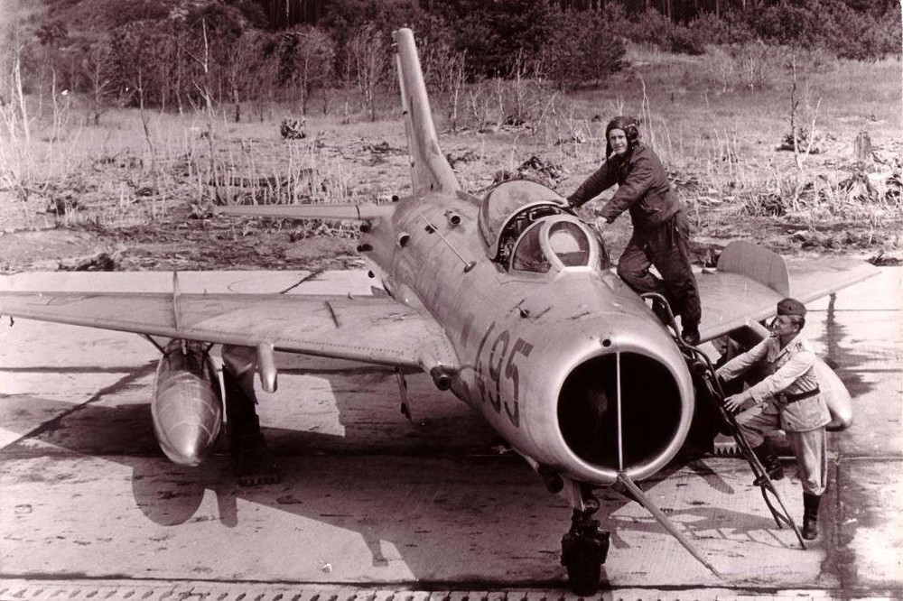 769503918_kl01-2009MiG-19(5).jpg.6997346.thumb.jpg.fb4b8e52f61ae1cee0b04d620a99ed4b.jpg