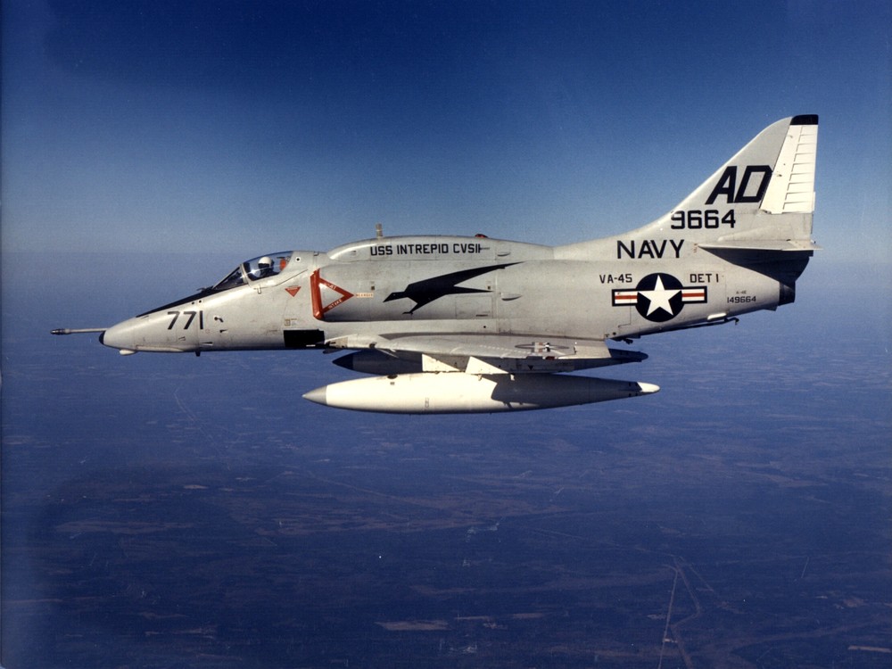 A-4E_Skyhawk_from_VA-45_in_flight_in_1972.thumb.jpg.626456ce3fab7290a2bdac3242a8deda.jpg