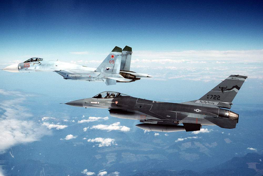 A_Su-27_escorted_by_an_F-16.thumb.jpg.32d5fc9f026dc71699065d9689b9ed27.jpg