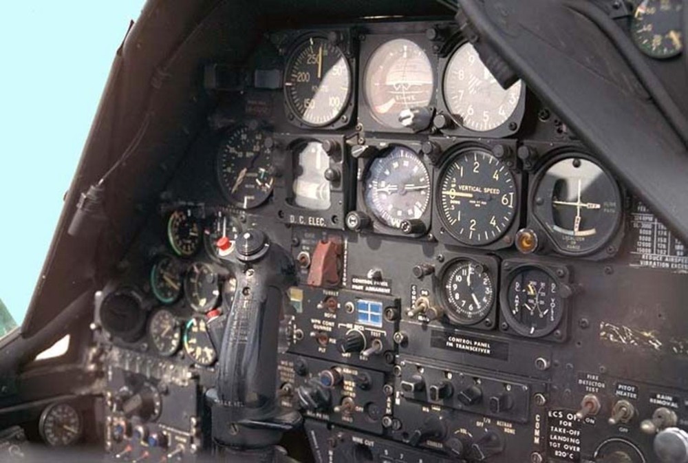 Ah1sinst_Cockpit.thumb.jpg.51062d3885865dbd2fc6e1da20724a26.jpg