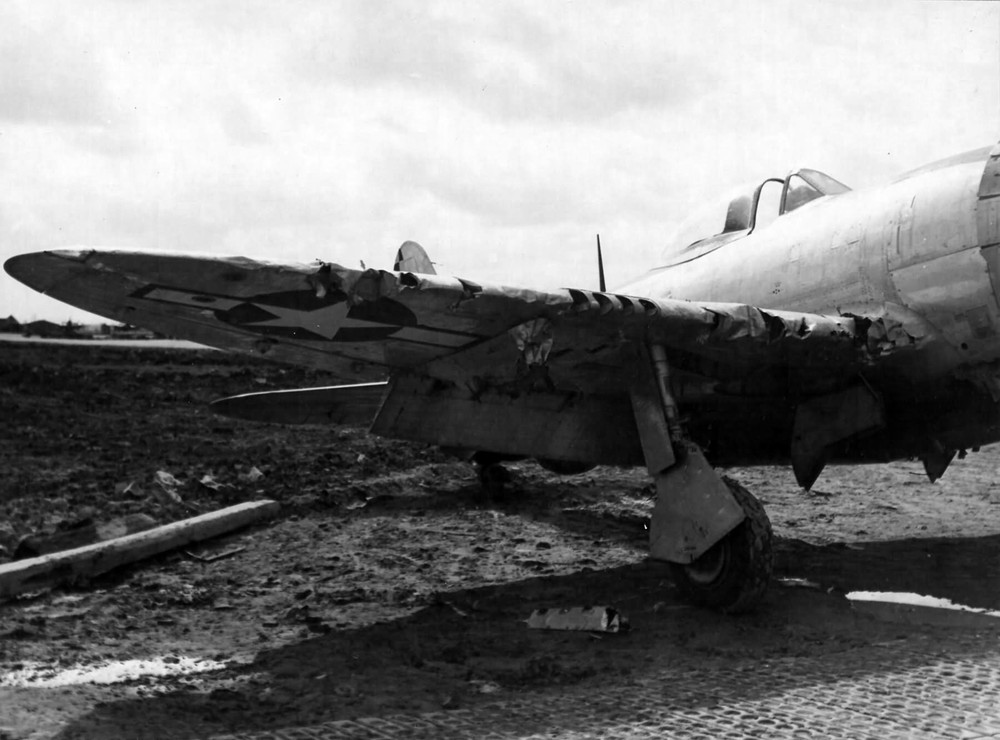 Damaged_P-47_Italy.thumb.jpg.d2deb671853eb594c2595df704fec256.jpg
