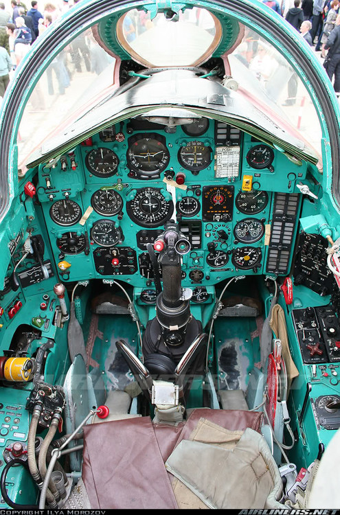 MiG-25_Cockpit.thumb.jpg.75a11da77316c8a55137a630af2a6113.jpg