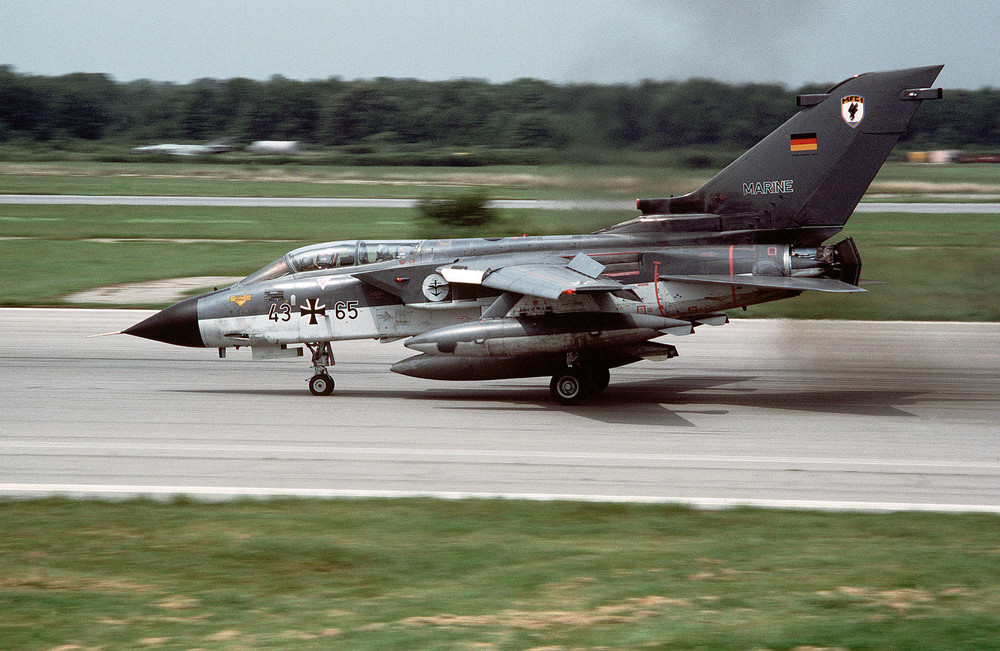 Tornado_MFG1_landing_RAF_Mildenhall_1984_JPEG_jpeg.thumb.jpg.70a1402210362d12af151380039672e3.jpg