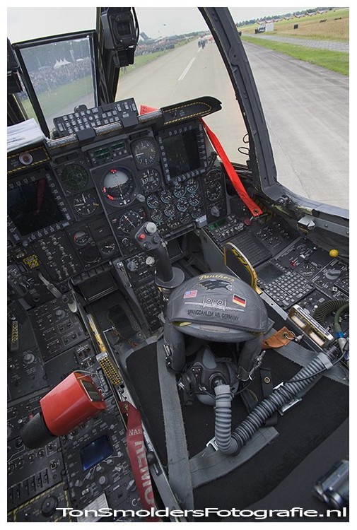 a10cockpit.thumb.jpg.0b66dd79d5fb3a602928fd99761d6584.jpg