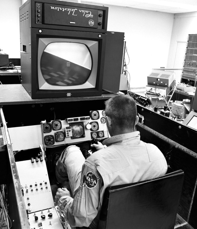 1034px-HL-10_flight_simulator,_NASA,_1968.jpg