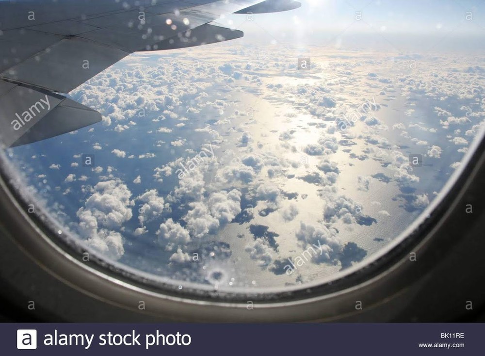 airplane-window-view-at-high-altitude-crossing-ocean-boeing-777-400-BK11RE.jpg