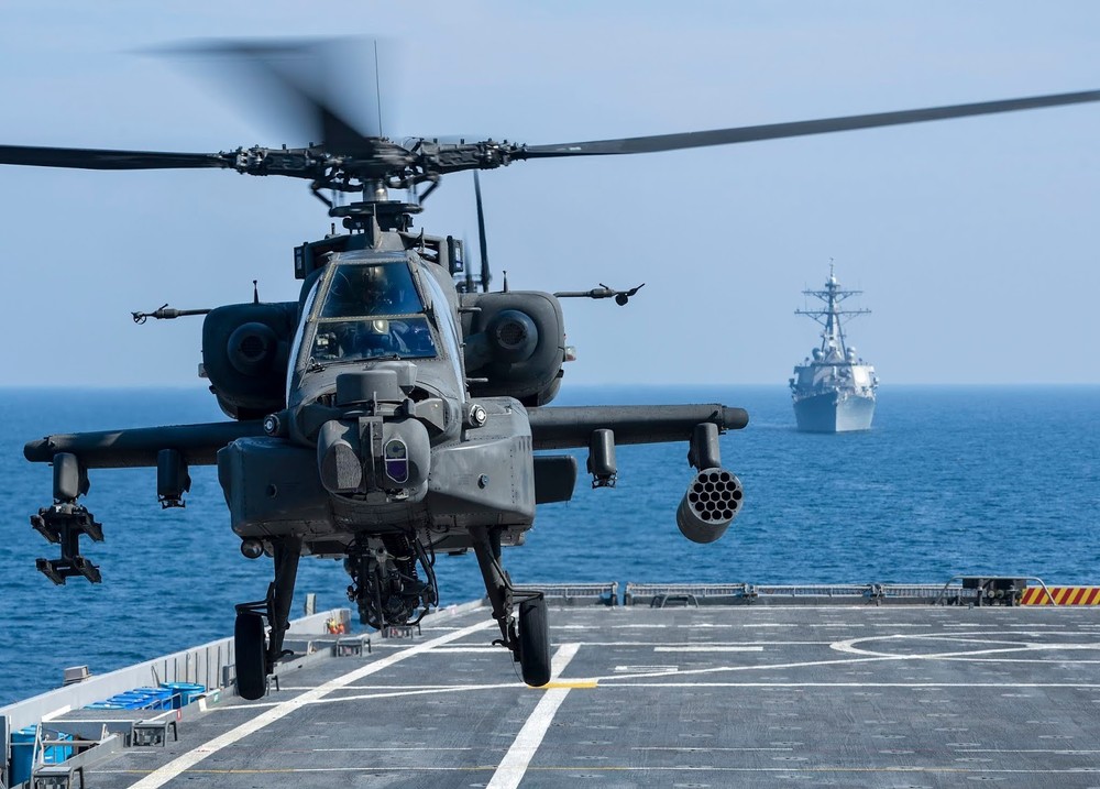 AH-64D on AFSB-I-15 USS Ponce-1.jpg