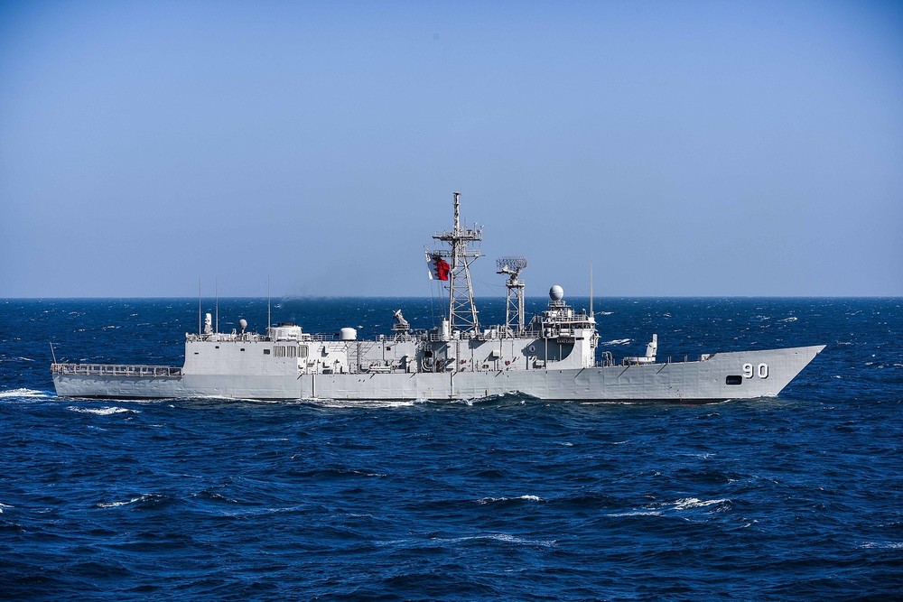 1920px-Royal_Bahrain_Naval_Force_frigate_RBNS_Sabha_(FFG_90)_underway_in_the_Arabian_Gulf_on_16_January_2018_(180116-N-GP724-2098).jpg