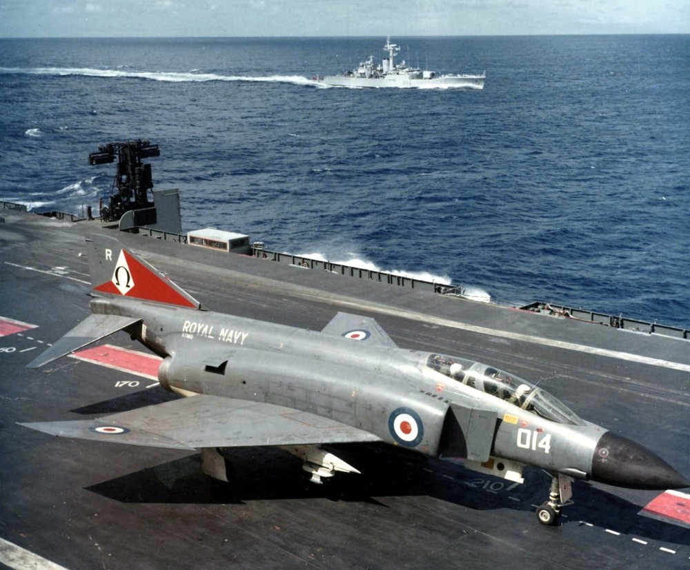 Phantom_FG1_892_Sqn_on_HMS_Ark_Royal_(R09)_1972.jpg