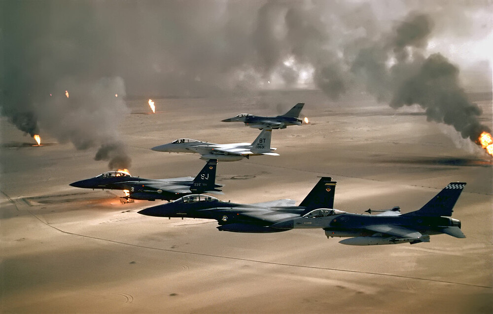 1200px-USAF_F-16A_F-15C_F-15E_Desert_Storm_edit2.jpg