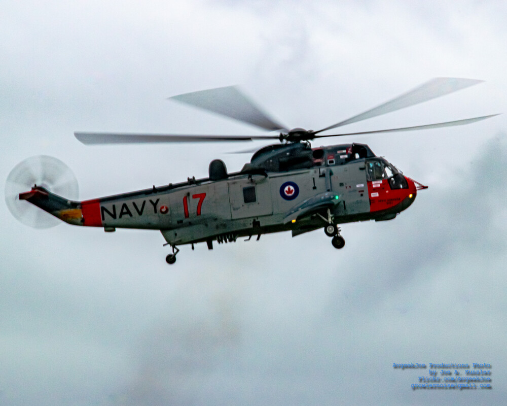 2MP_of_Side View of the 1960s RCN Livery Sea King.jpg