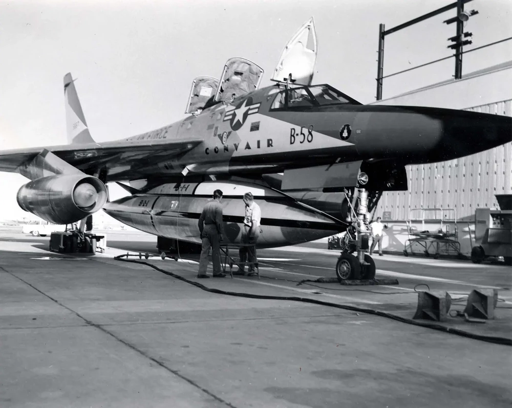 Convair_YB-58A_Hustler_3-4_front_view_SN_55-0667_with_a_test_installation_of_the_two_component_pod_TCP._061101-F-1234P-015.webp