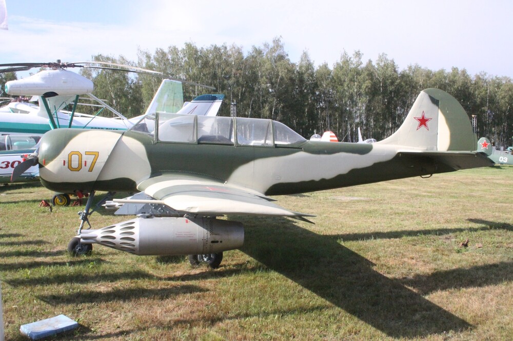07_Yellow_Yakolev_Yak.52B_Russian_Air_Force_(7985640947).jpg