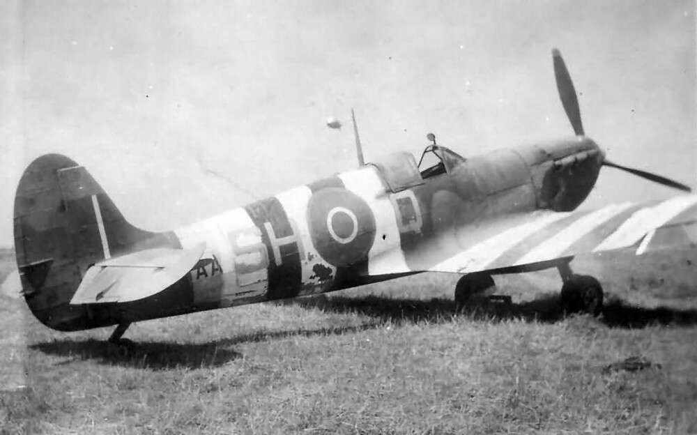 Spitfire-MkVb-RAF-64Sqn-SHQ-AAxxx-Normandy-1944-01.jpg