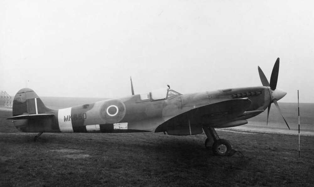 Spitfire MkXVI MK850 1944.jpg