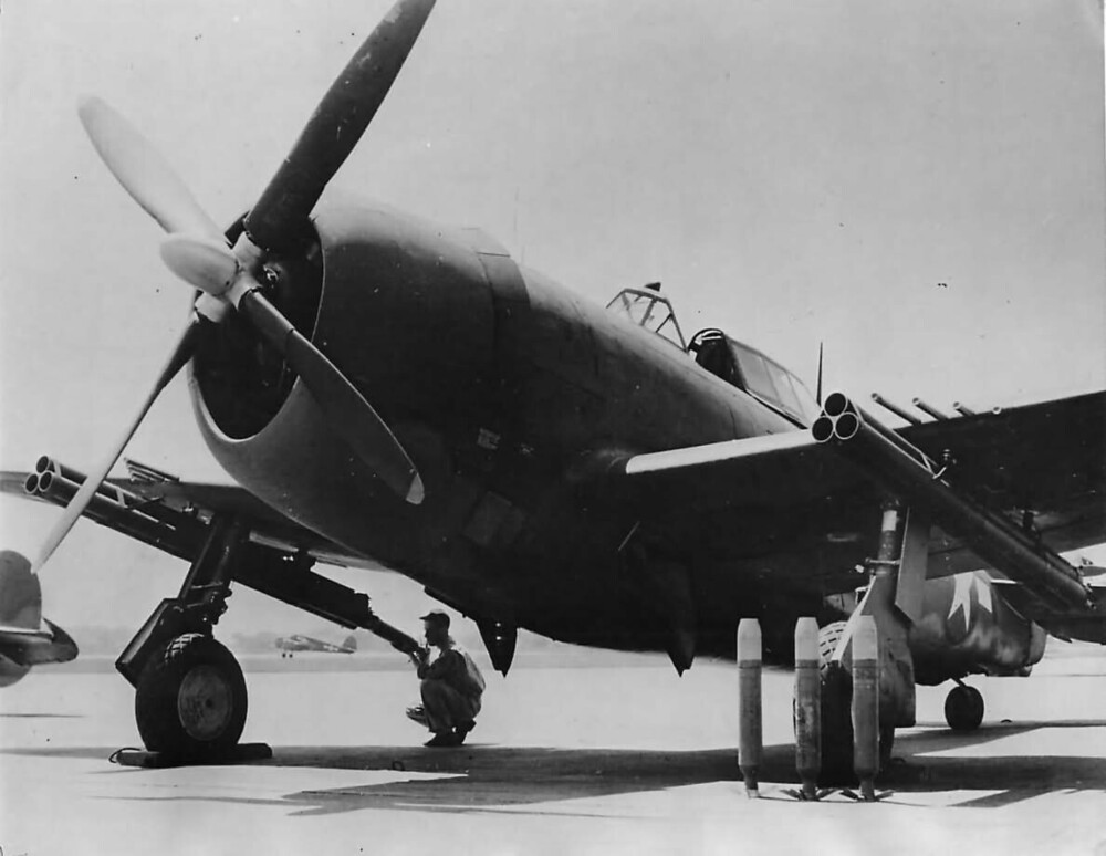 Ground_crew_loading_rockets_on_P-47_Thunderbolt.jpg