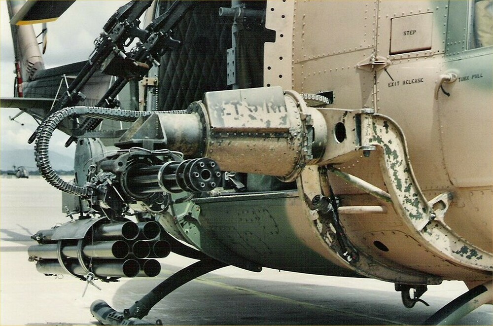 uh-1d_huey_gunship.jpg.086ac8767336a159d64eeb2b7d15ffe5.jpg