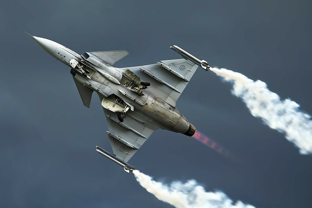 1280px-Saab_JAS-39C_Gripen,_Sweden_-_Air_Force_AN2279593.jpg