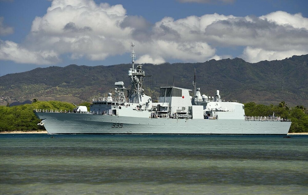 1200px-HMCS_Calgary_(FFH-335)_leaves_Pearl_Harbor_in_July_2014.jpg