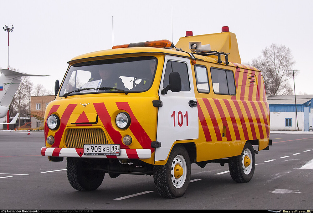 pic 3 - UAZ452 Follow Me 1.jpg