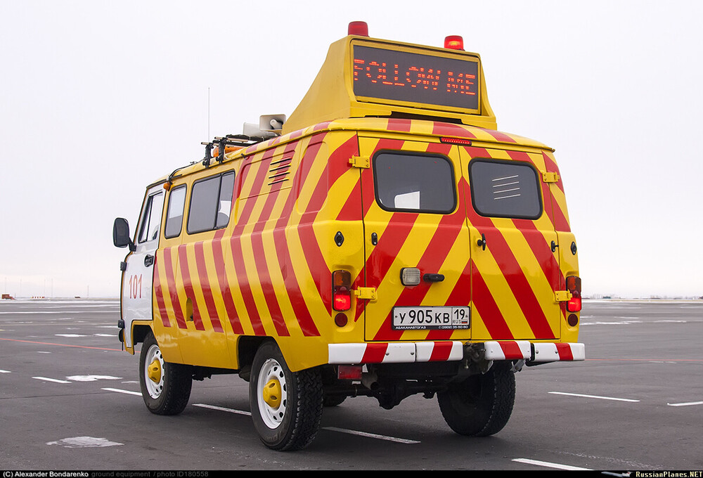 pic 4 - UAZ452 Follow Me 2.jpg