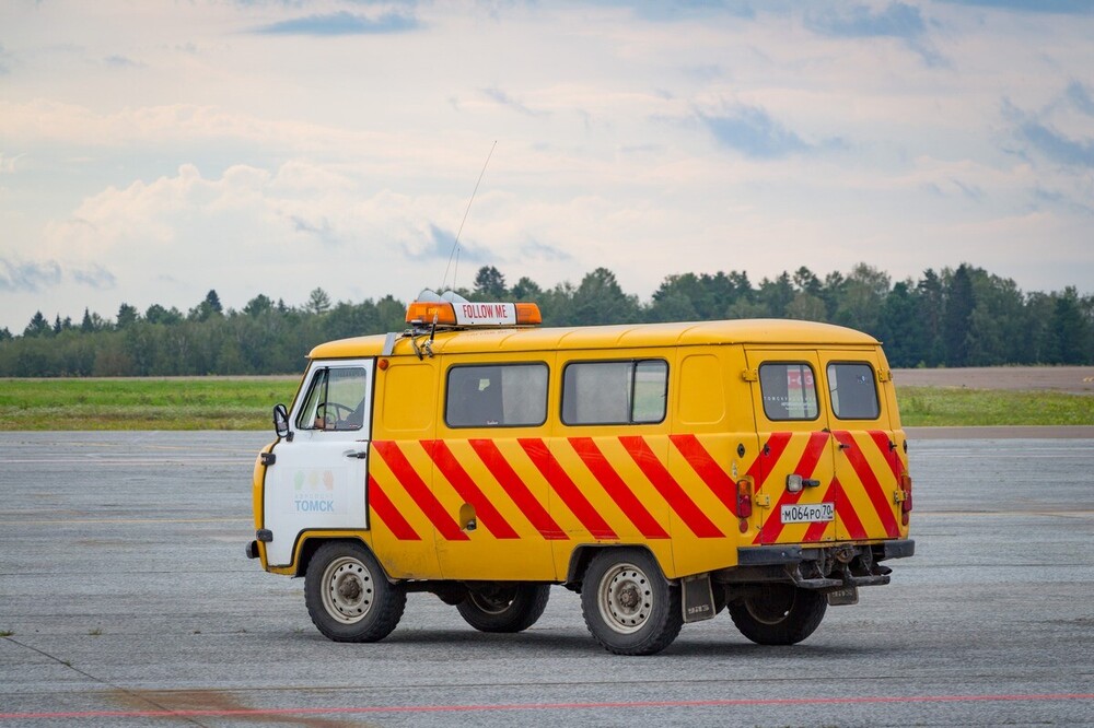 pic 5 - UAZ452 Follow Me 3.jpg