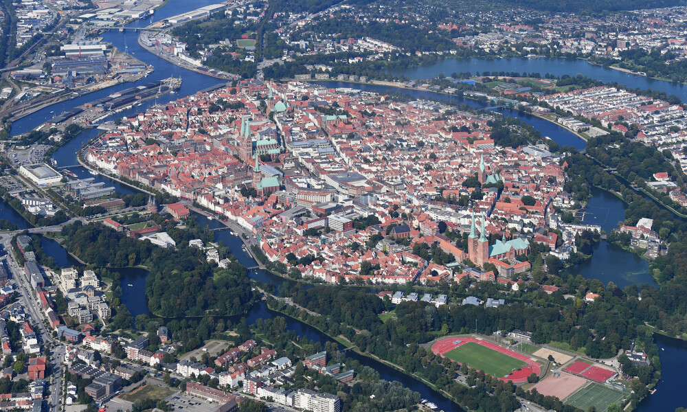 Aerial_image_of_Lübeck_(view_from_the_southwest).jpg