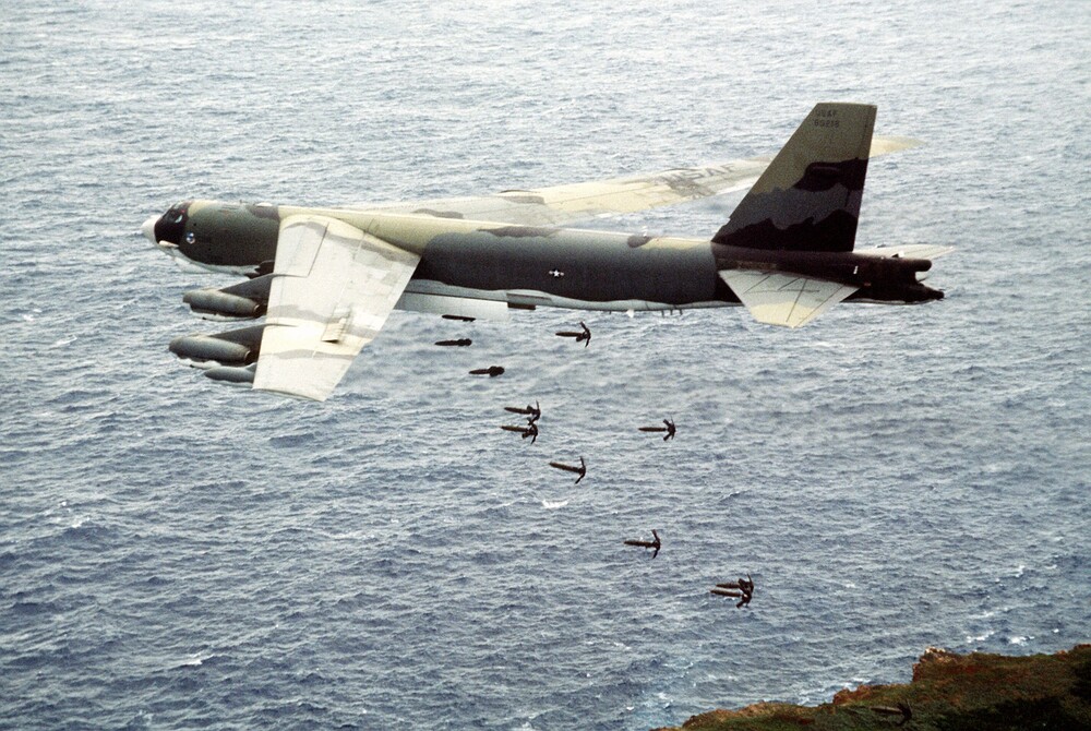 B-52G_dropping_Mk_82_bombs_1984.jpg