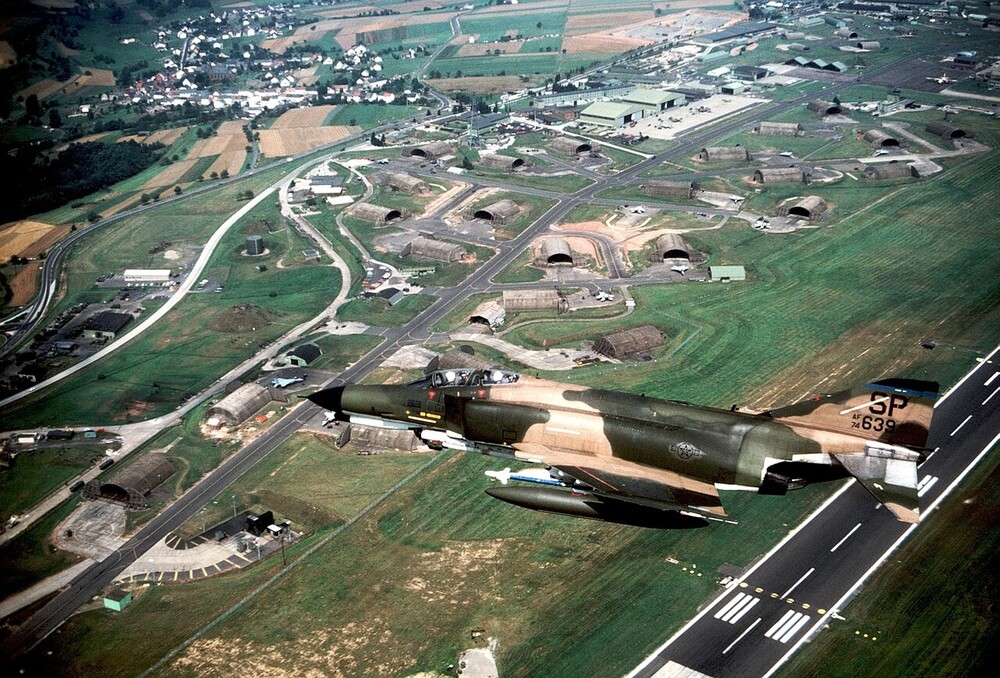 1280px-F-4E_23_TFS_in_flight_over_Eifel_1983.jpeg