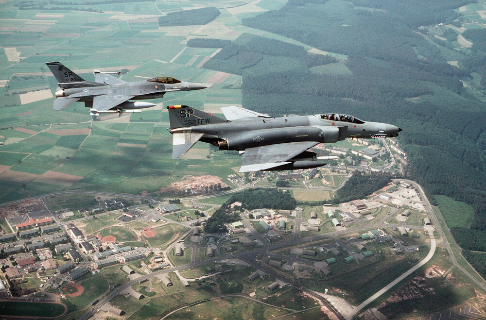 F-4G_and_F-16C_over_Spangdahlem_AB_1989.jpeg