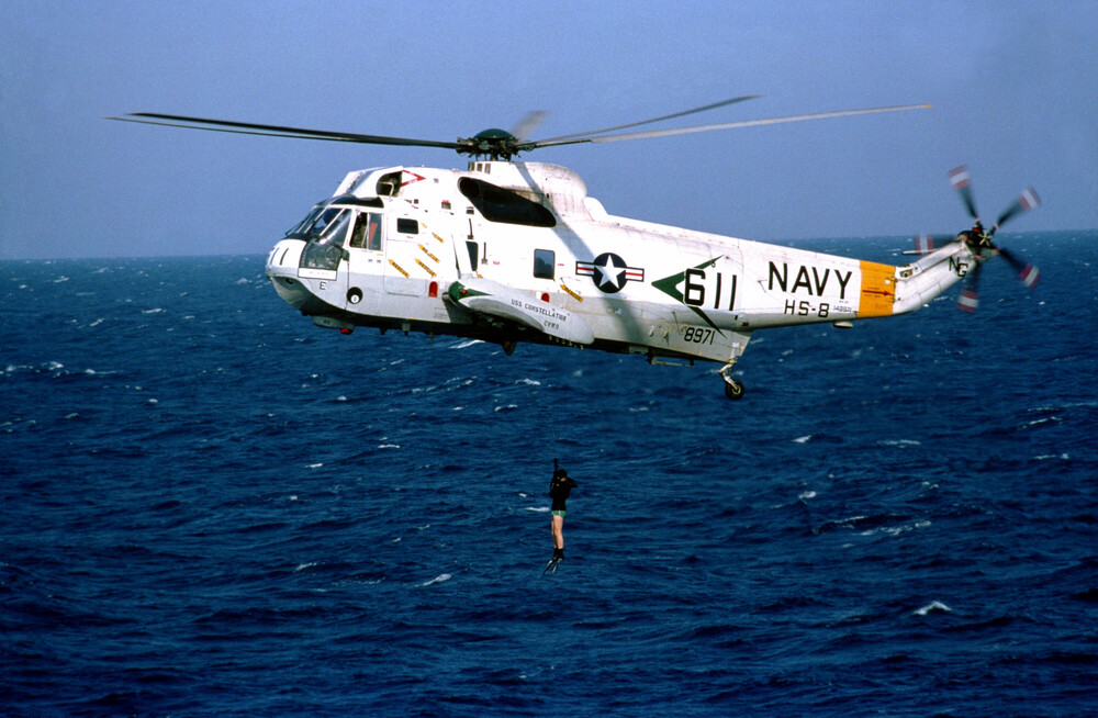 SH-3H_Sea_King_HS-8_with_diver_1982.jpg